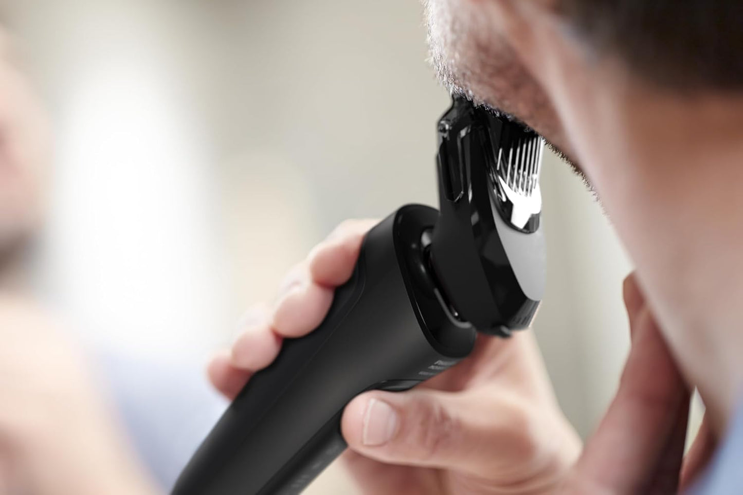 Philips Norelco Shaver 6000, afeitadora recargable en seco y húmedo con estilizador de barba 2 en 1 (5 ajustes de longitud) y recortador de precisión, S6600/90 (renovado)