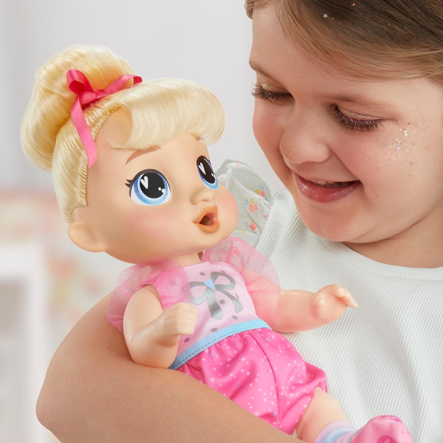 Muñeca Baby Alive Fairy Fashions Harper Hugs con ropa y accesorios,...