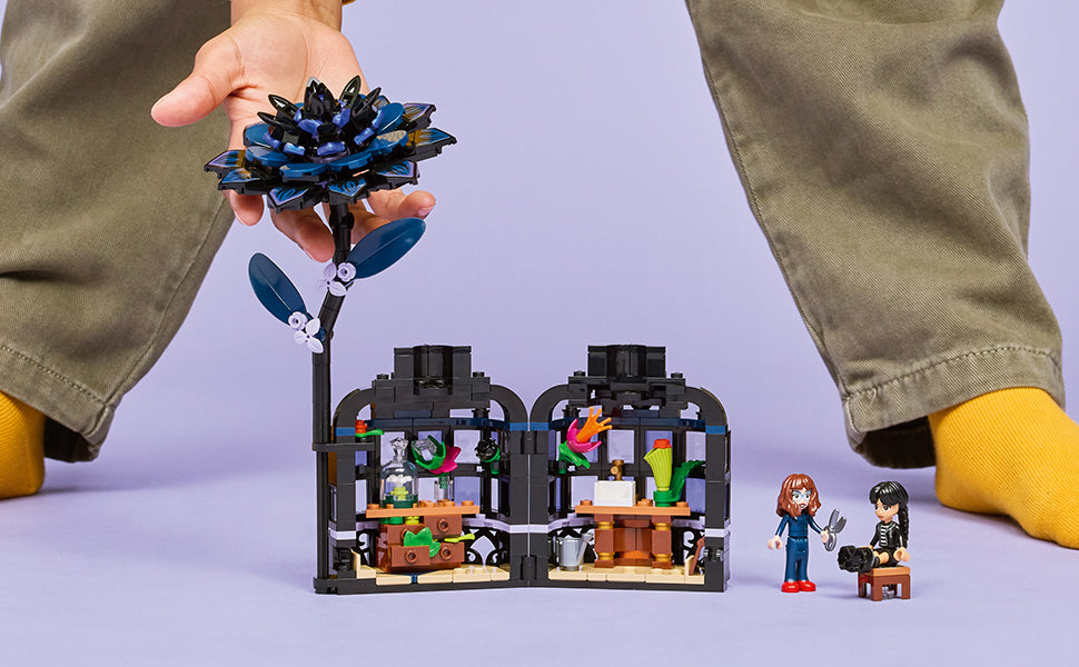 LEGO Wednesday - Juguete de construcción de flores de dalia negra, juego de simulación para niñas y niños, a partir de 9 años, con Minidolls de Wednesday Addams y profesor, bloques de construcción