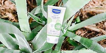 Mustela Crema hidratante orgánica certificada, loción corporal natural con aceite de oliva, aloe vera y aceite de girasol, para bebés, niños y adultos, sin fragancia, verificado por EWG y vegano, 5.07 onzas, el embalaje puede variar