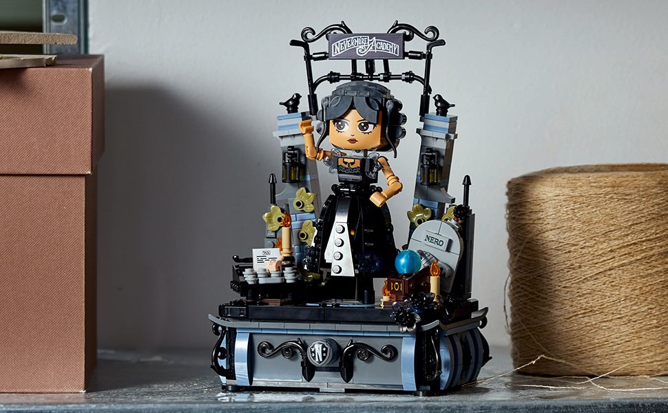 LEGO Figura Wednesday Addams, juguete de construcción para niños, niñas y niños, a partir de 10 años, muñeca coleccionable de Wednesday Addams con exhibición para fanáticos, idea de regalo para