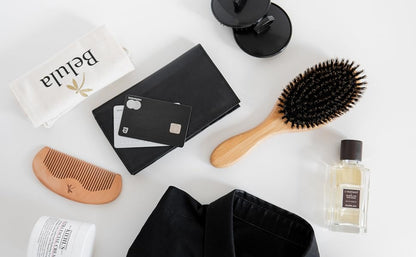 Belula Juego de cepillo de pelo 100% de cerdas de jabalí para hombres. Cepillo suave para cabello fino, normal y corto. Cepillo de cerdas de jabalí y peine de madera para hombres. Incluye 2 cepillos de palma y bolsa de viaje incluidos.