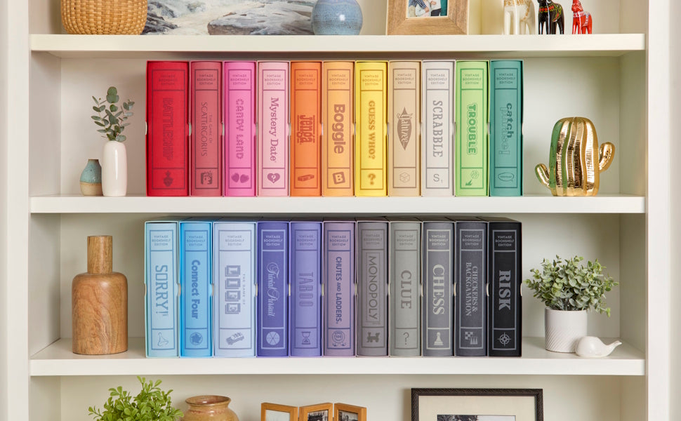 WS Game Company Colección de 15 juegos de mesa vintage para estanterías que incluyen Scrabble, Monopoly, Clue, Yahtzee, Chess, Boggle, Candy Land, Connect Four & Sorry! - Juegos familiares clásicos