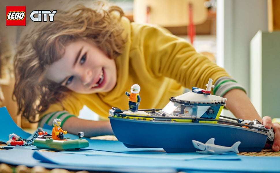 LEGO City Persecución de Barcos Policiales - Juguete de construcción para niños, juego de simulación para niños y niñas, a partir de 6 años, bloques de construcción con 2 juguetes de barcos flotantes