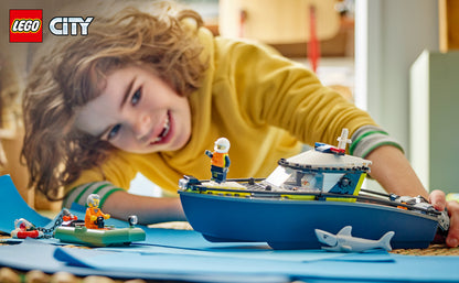 LEGO City Persecución de Barcos Policiales - Juguete de construcción para niños, juego de simulación para niños y niñas, a partir de 6 años, bloques de construcción con 2 juguetes de barcos flotantes