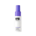El champú seco K18 AirWash™, sin aerosol, equilibra el cuero cabell...