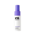 El champú seco K18 AirWash™, sin aerosol, equilibra el cuero cabell...