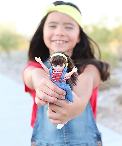 Muñeca Lottie Be Kind con delantal de mezclilla