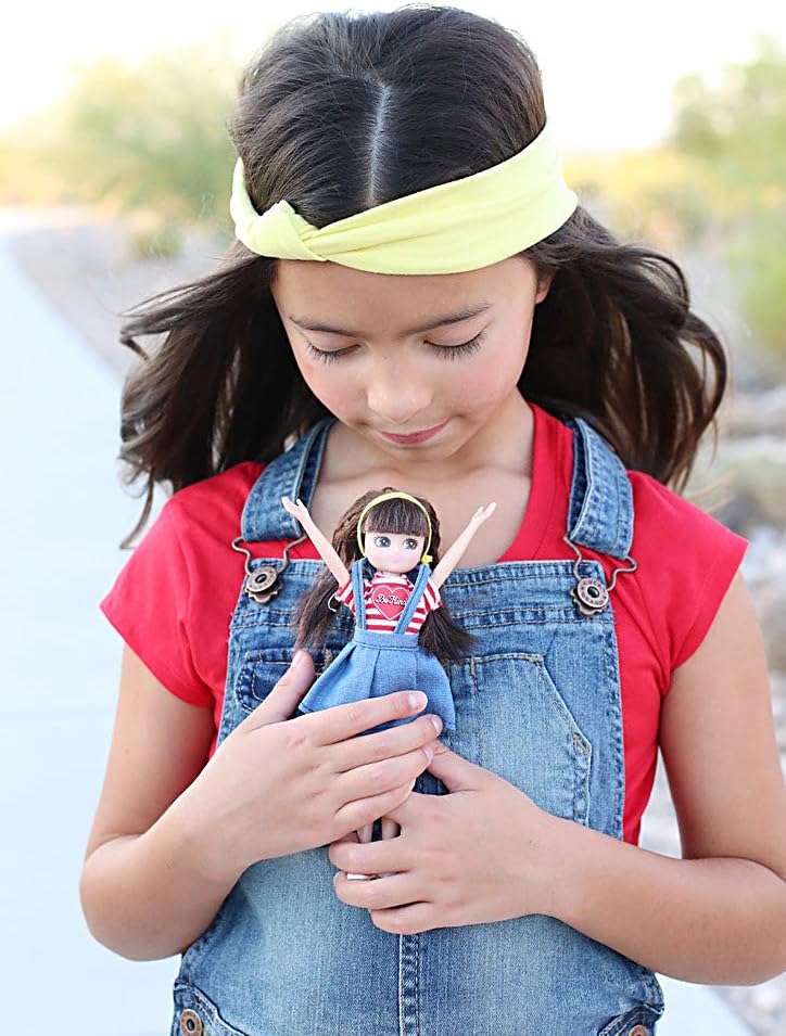Muñeca Lottie Be Kind con delantal de mezclilla