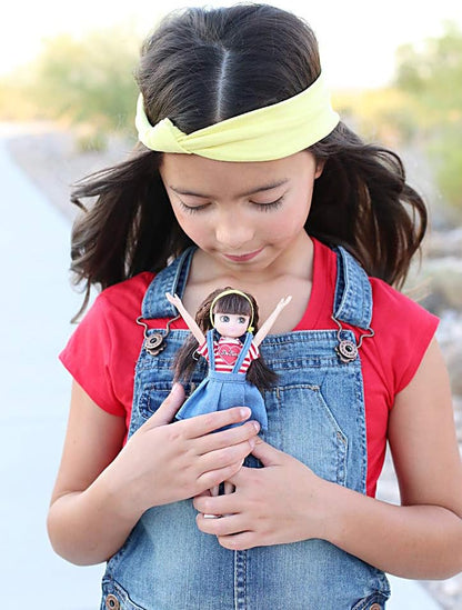 Muñeca Lottie Be Kind con delantal de mezclilla