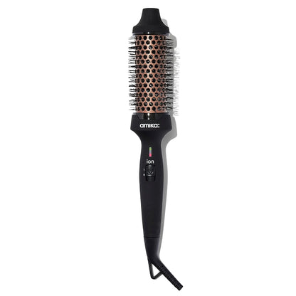 amika blowout babe cepillo iónico térmico - cepillo de peinado caliente redondo de cerámica iónica para suavizar y dar volumen, agregar brillo y domar el encrespamiento (barril 1.5 ″) - herramienta de peinado (negro)