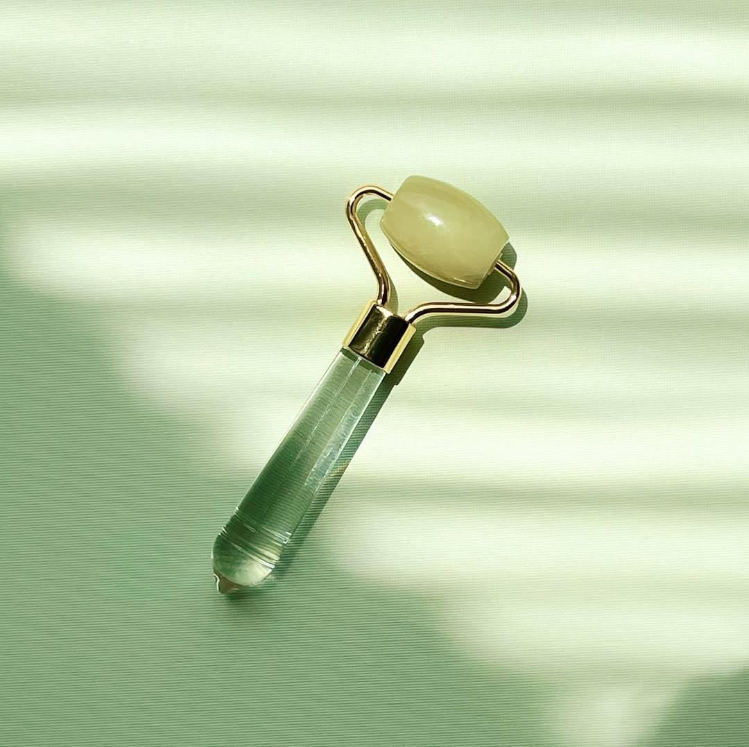 Mei Apothecary Mini herramienta de belleza de rodillo facial de jade