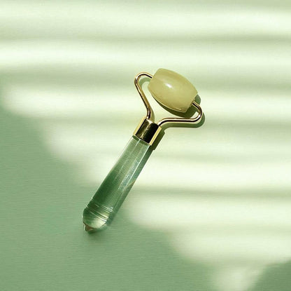 Mei Apothecary Mini herramienta de belleza de rodillo facial de jade