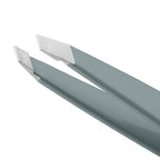 Tweezerman - Pinza para cejas inclinada Mist Blue de acero inoxidab...