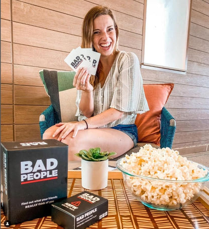 Juego de fiesta BAD PEOPLE + Set After Dark – Divertido juego de cartas para adultos para amigos y noche de juegos | Divertido juego de mesa para conversaciones y rompehielos para fiestas, prejuegos