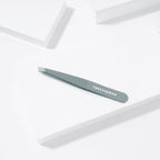 Tweezerman - Pinza para cejas inclinada Mist Blue de acero inoxidab...