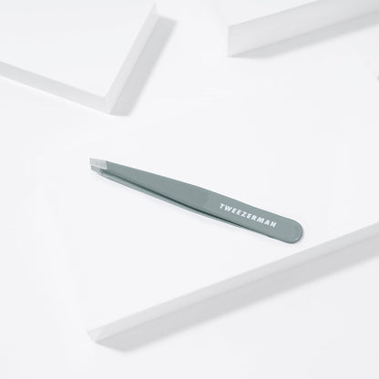 Tweezerman - Pinza para cejas inclinada Mist Blue de acero inoxidab...