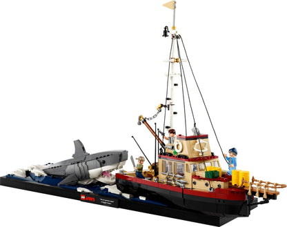LEGO Ideas Jaws Set – Kit de diorama para fanáticos de la película clásica – Juguete de tiburón – Regalo de recuerdos de película para adultos – Incluye barco Orca y las minifiguras de Chief Brody
