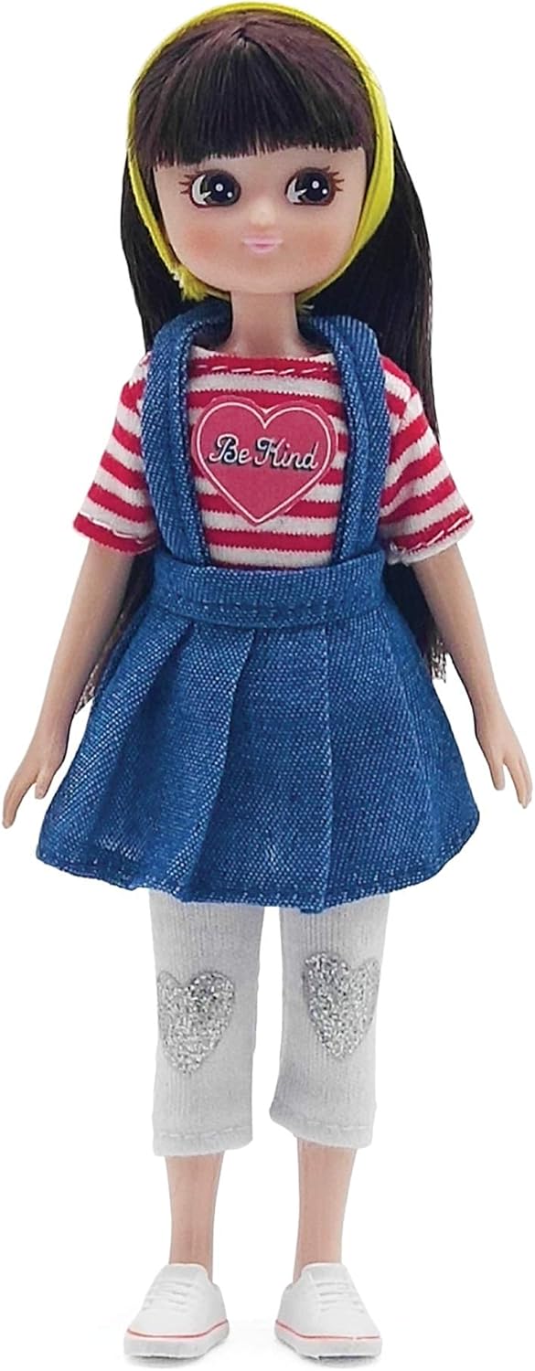 Muñeca Lottie Be Kind con delantal de mezclilla