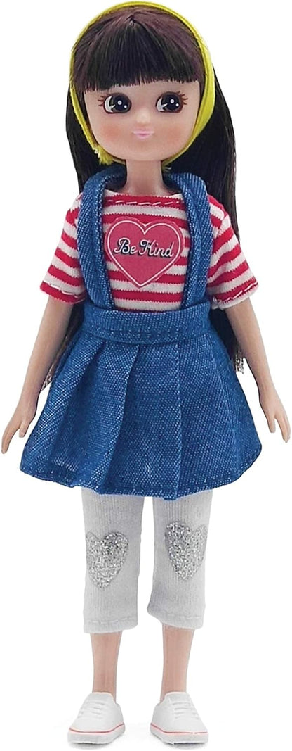 Muñeca Lottie Be Kind con delantal de mezclilla