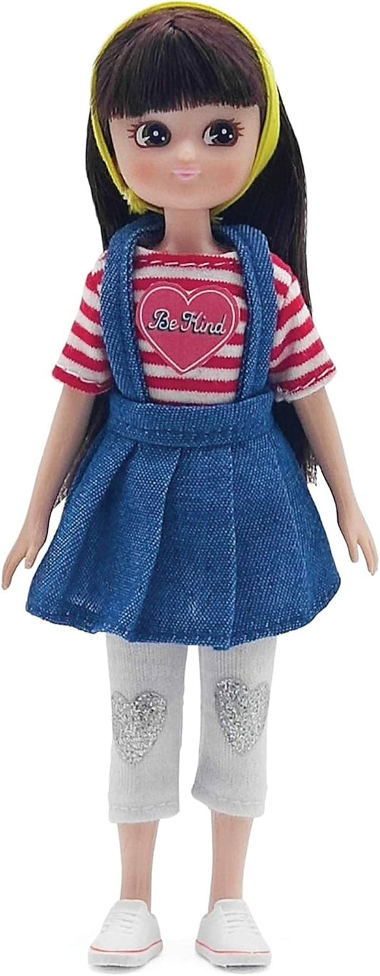 Muñeca Lottie Be Kind con delantal de mezclilla