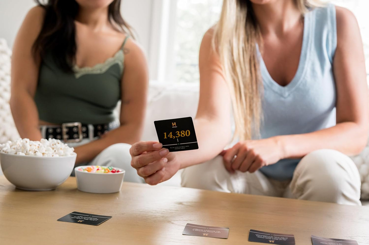 History Channel Edición 2 en 1 - A Través de los Años/Eso es un Dato Curioso - Conocimiento General Super Trivia Cronología Línea de Tiempo Juego de Cartas de Fiesta para Adultos, Familia