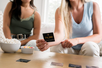History Channel Edición 2 en 1 - A Través de los Años/Eso es un Dato Curioso - Conocimiento General Super Trivia Cronología Línea de Tiempo Juego de Cartas de Fiesta para Adultos, Familia