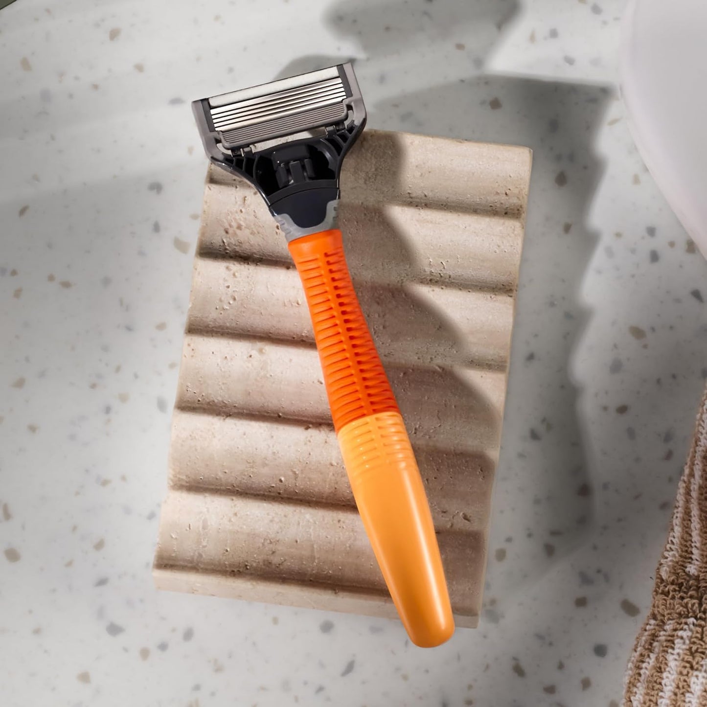 Kit de Afeitado Original Harry's para Hombres - Mango de Navaja, 15 Repuestos de Cuchillas de Afeitar, y Cubierta de Cuchilla de Viaje - Ingeniería Alemana - Naranja