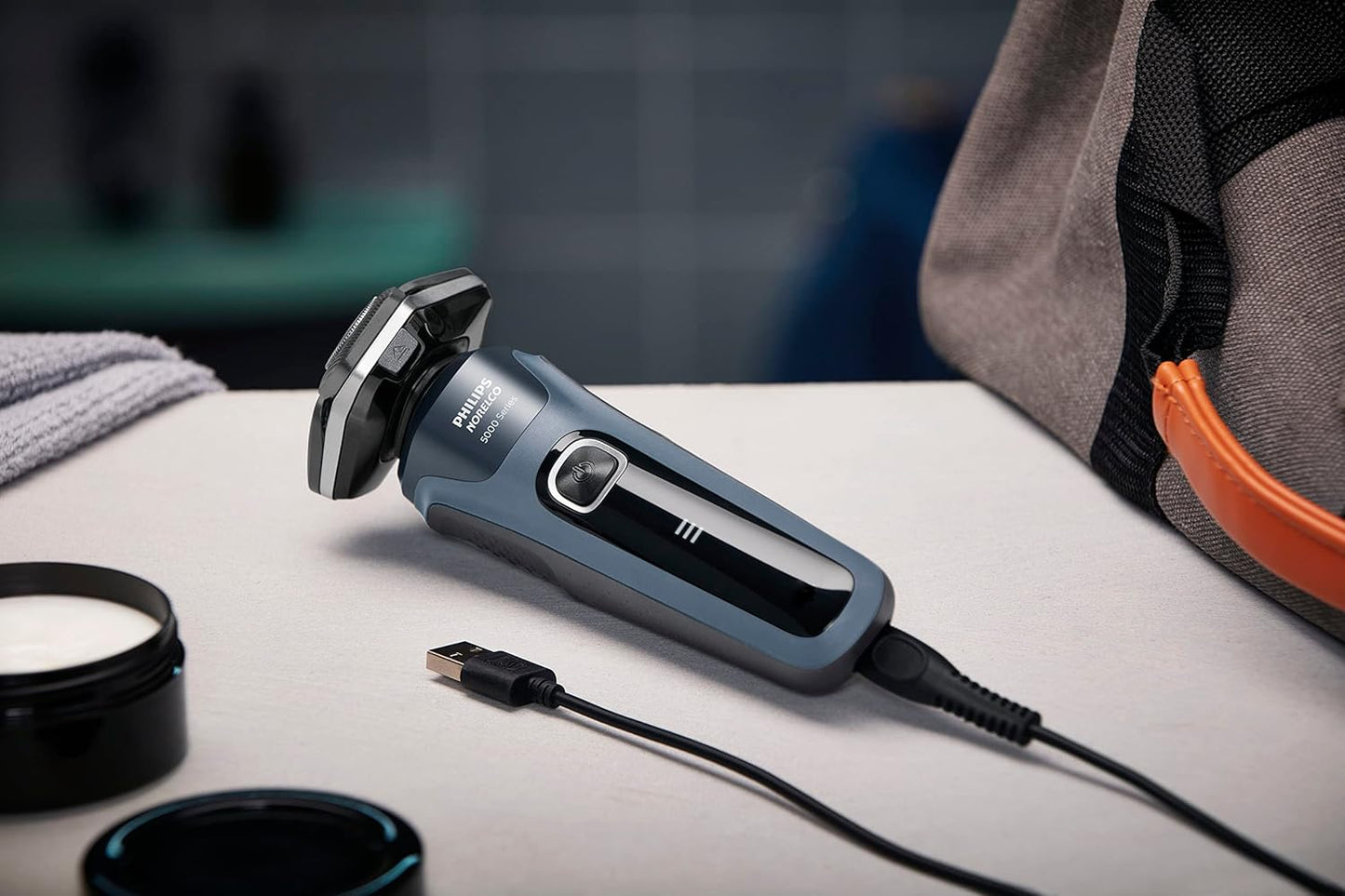 Philips Norelco Shaver 5400, afeitadora recargable en seco y húmedo con recortadora emergente, S5880/81