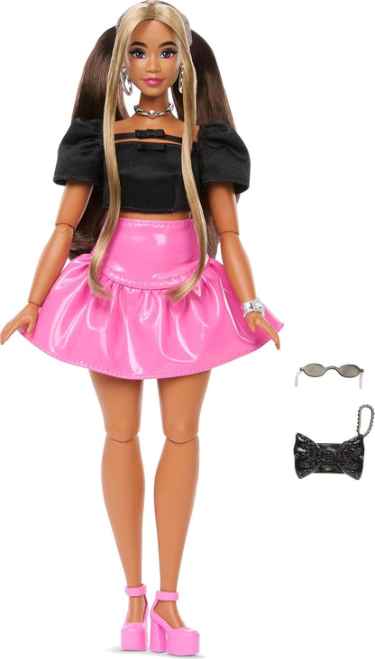 Muñeca Barbie Deluxe Style n.º 16 con falda Barbiecore de vinilo ro...