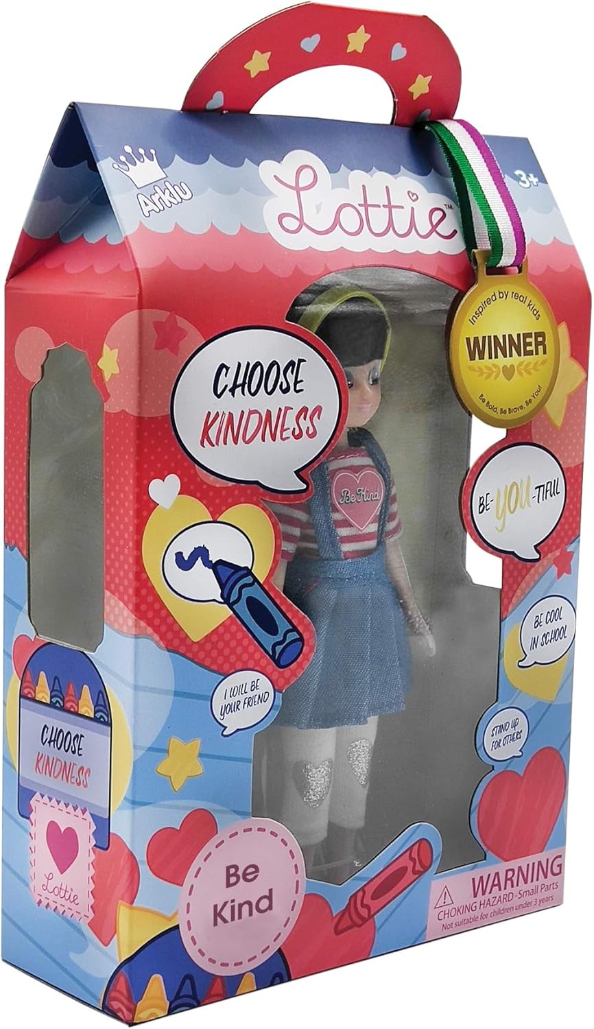 Muñeca Lottie Be Kind con delantal de mezclilla