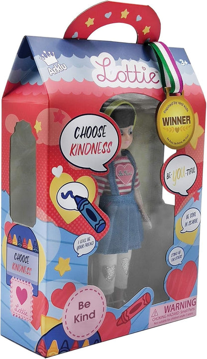 Muñeca Lottie Be Kind con delantal de mezclilla