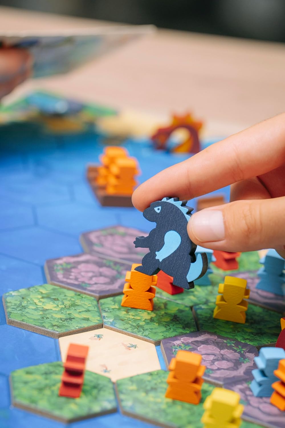 Asmodee Survive The Island - Juego de mesa (edición 2024) - Aventura de escape emocionante con nuevos monstruos, divertido juego de estrategia para niños y adultos, a partir de 8 años, 2 a 5 jugadores
