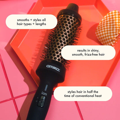 amika blowout babe cepillo iónico térmico - cepillo de peinado caliente redondo de cerámica iónica para suavizar y dar volumen, agregar brillo y domar el encrespamiento (barril 1.5 ″) - herramienta de peinado (negro)