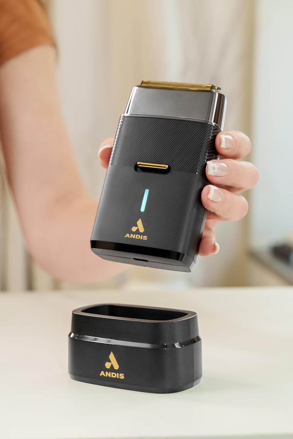 Andis 563616 Pro Foil Plus II - Afeitadora inalámbrica, láminas de oro y titanio, batería de iones de litio, incluye soporte de carga USB-C, color negro