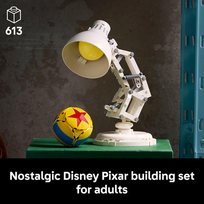 LEGO Ideas Disney Pixar Luxo Jr. - Juego de decoración de habitación y construcción para adultos - Decoración de oficina y escritorio para mujeres y hombres a partir de 18 años - Kit de bricolaje de