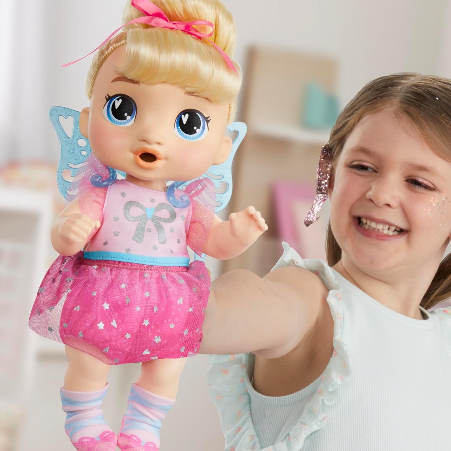 Muñeca Baby Alive Fairy Fashions Harper Hugs con ropa y accesorios,...