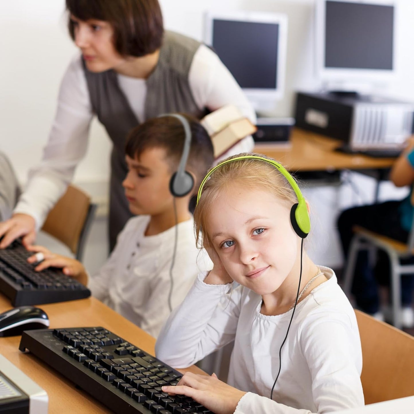 Konohan Paquete de 32 auriculares a granel para escuela, estudiante...