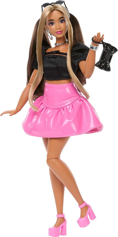 Muñeca Barbie Deluxe Style n.º 16 con falda Barbiecore de vinilo ro...