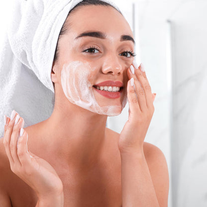 Amazon Basics Limpiador facial espumoso con ceramidas y ácido hialurónico, suave lavado facial diario, no comedogénico, sin fragancia, 12 onzas líquidas