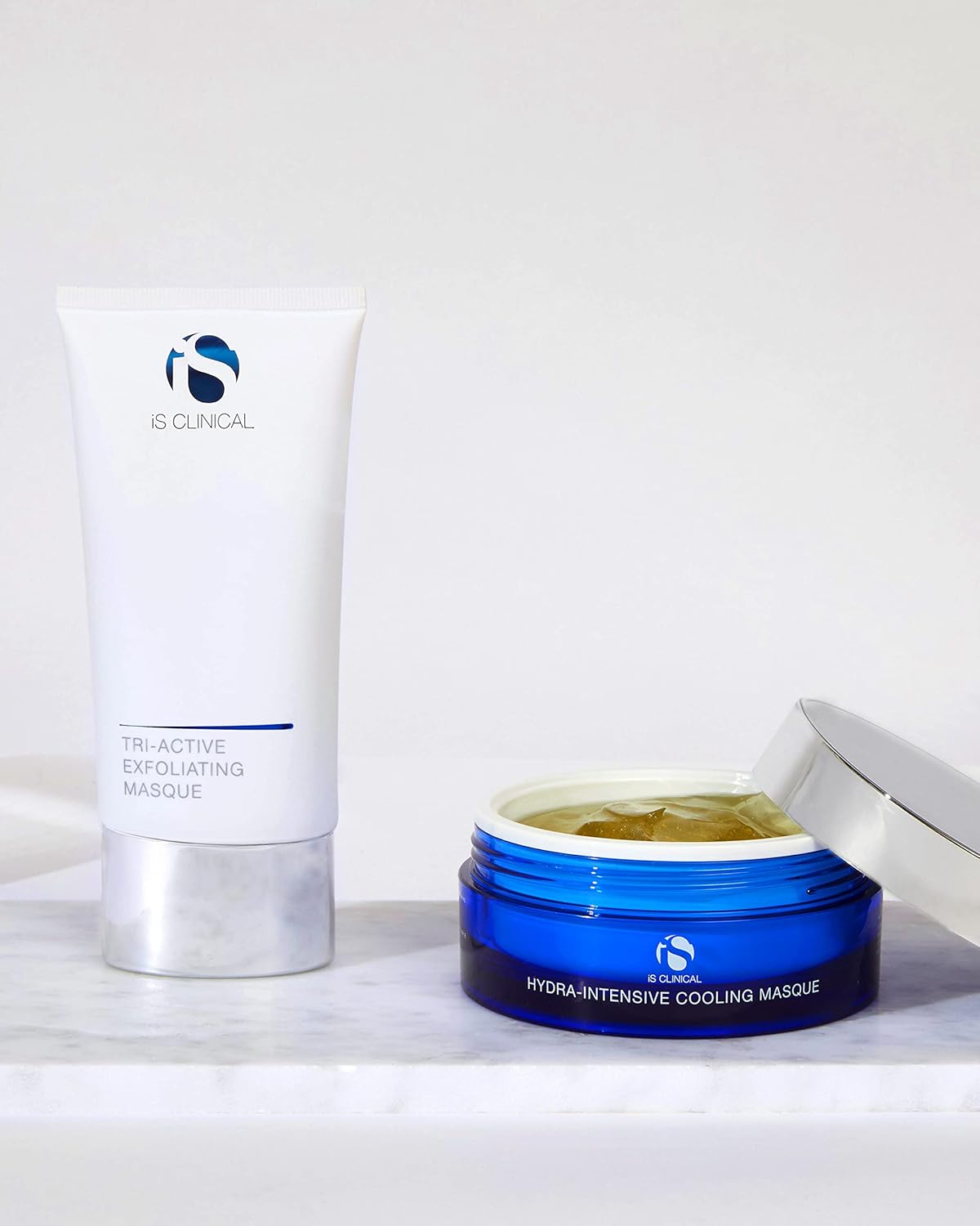 iS CLINICAL Suaviza y calma el facial clínico; régimen exfoliante e...