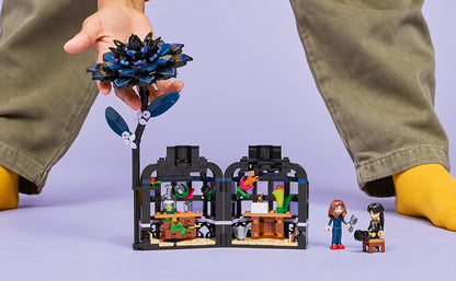 LEGO Wednesday - Juguete de construcción de flores de dalia negra, juego de simulación para niñas y niños, a partir de 9 años, con Minidolls de Wednesday Addams y profesor, bloques de construcción