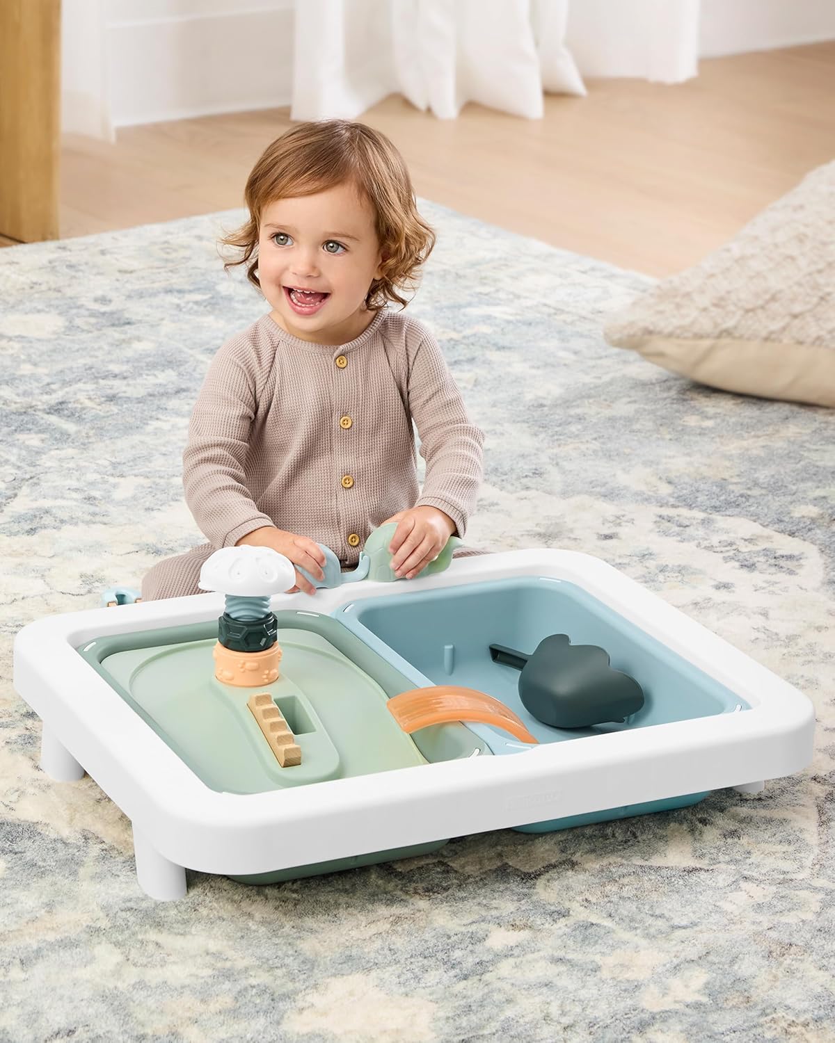 Skip Hop Discoverosity - Mesa sensorial 3 en 1 para niños pequeños con 13 herramientas sensoriales inspiradas en la naturaleza, guía de actividades de 8 páginas, 2 contenedores y 2 tapas convertibles