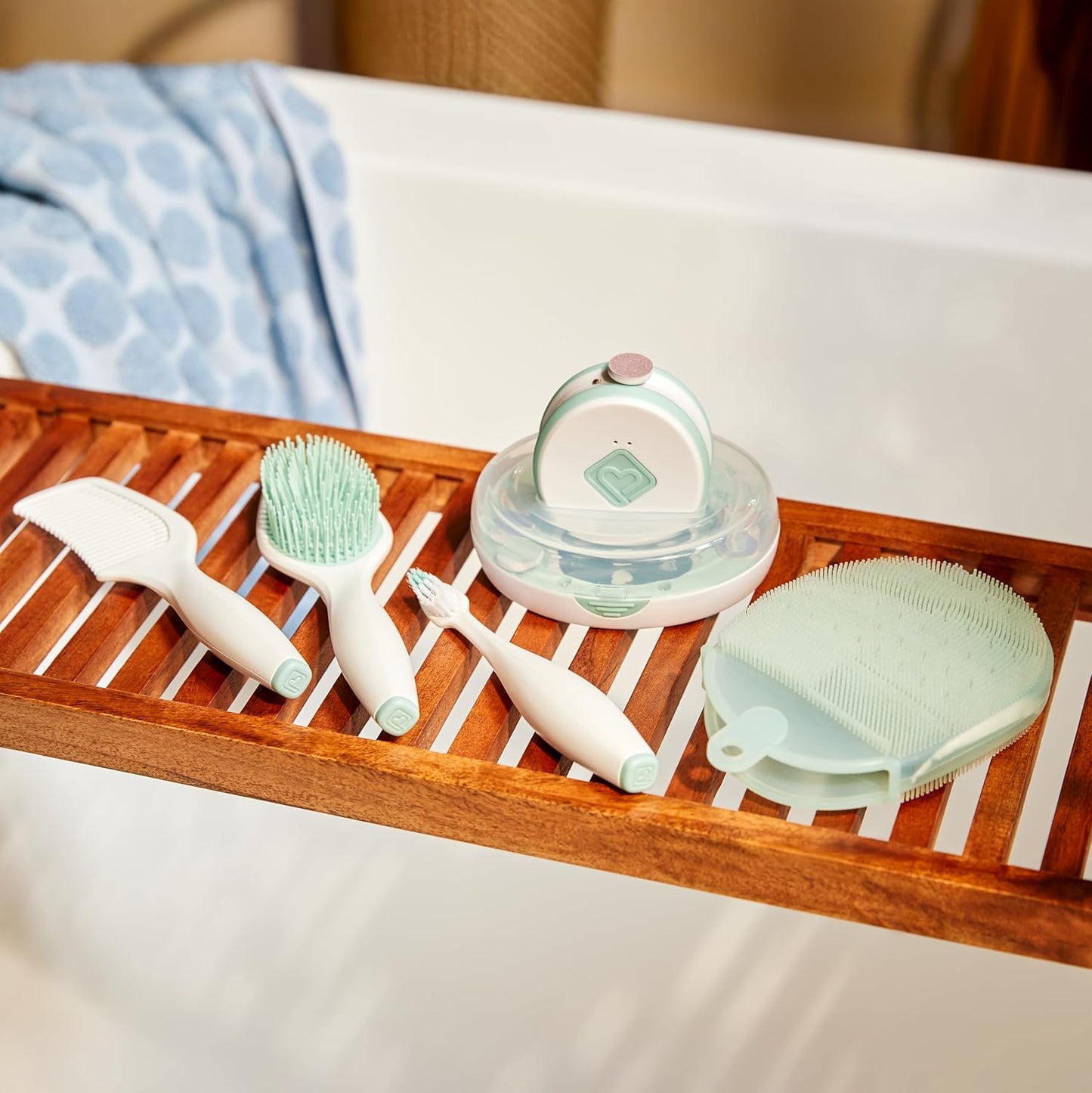 Safety 1st Kit de primer día de spa para bebé, lima de uñas eléctrica, guante de baño suave, cepillo de dientes para niños, cepillo de pelo y peine, juego de aseo infantil