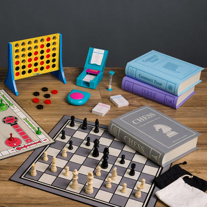 WS Game Company Colección de 15 juegos de mesa vintage para estanterías que incluyen Scrabble, Monopoly, Clue, Yahtzee, Chess, Boggle, Candy Land, Connect Four & Sorry! - Juegos familiares clásicos