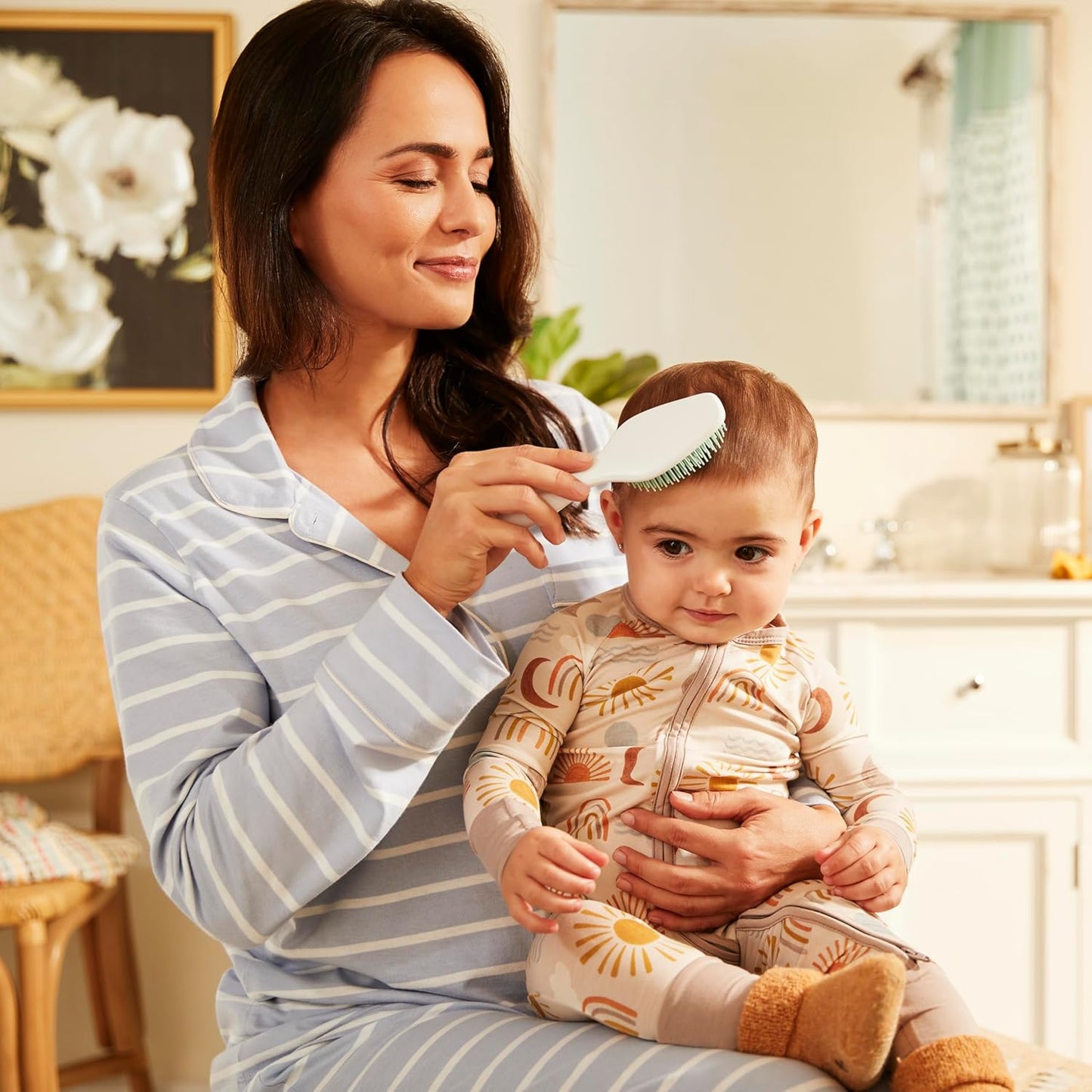 Safety 1st Kit de primer día de spa para bebé, lima de uñas eléctrica, guante de baño suave, cepillo de dientes para niños, cepillo de pelo y peine, juego de aseo infantil