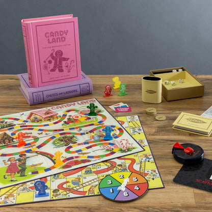 WS Game Company Colección de 15 juegos de mesa vintage para estanterías que incluyen Scrabble, Monopoly, Clue, Yahtzee, Chess, Boggle, Candy Land, Connect Four & Sorry! - Juegos familiares clásicos