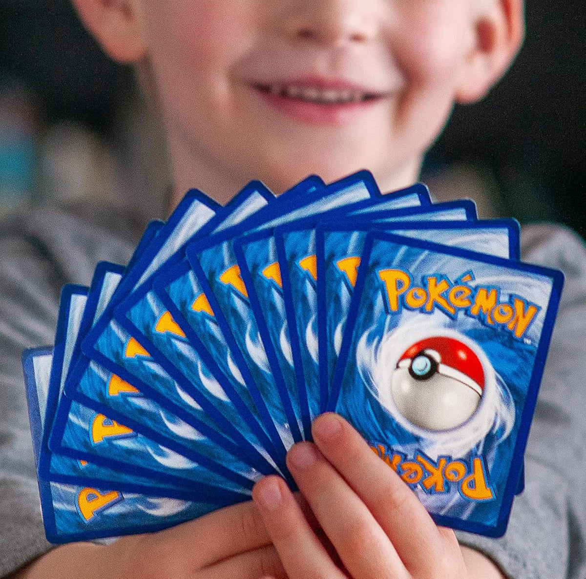 Kit de Coleccionista Mega de Pokémon: 100 cartas de Pokémon en tota...
