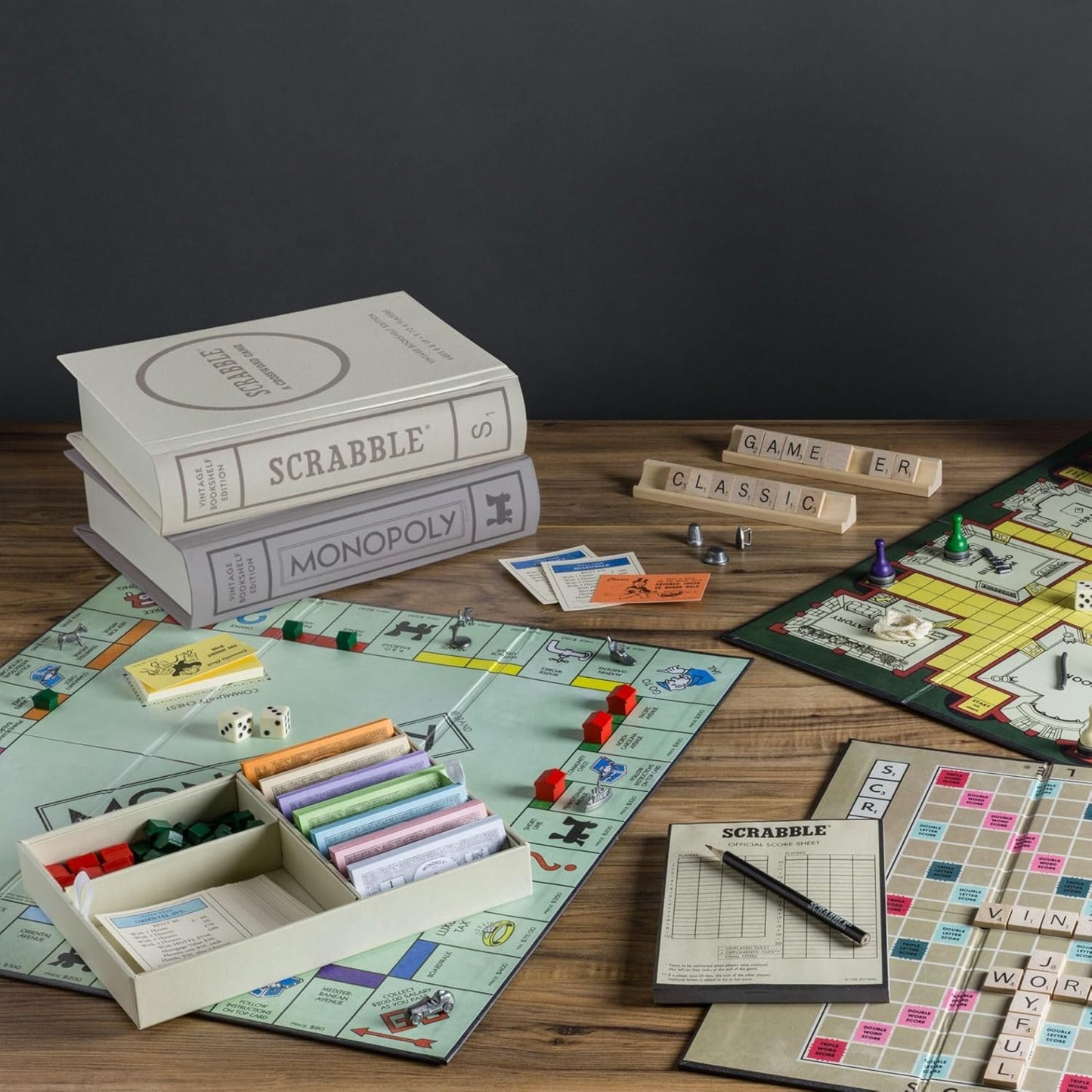 WS Game Company Colección de 15 juegos de mesa vintage para estanterías que incluyen Scrabble, Monopoly, Clue, Yahtzee, Chess, Boggle, Candy Land, Connect Four & Sorry! - Juegos familiares clásicos