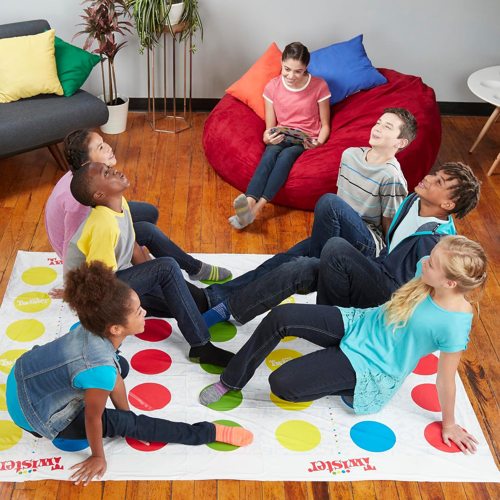 Hasbro Gaming Twister Ultimate: Tapete más grande, más puntos de co...